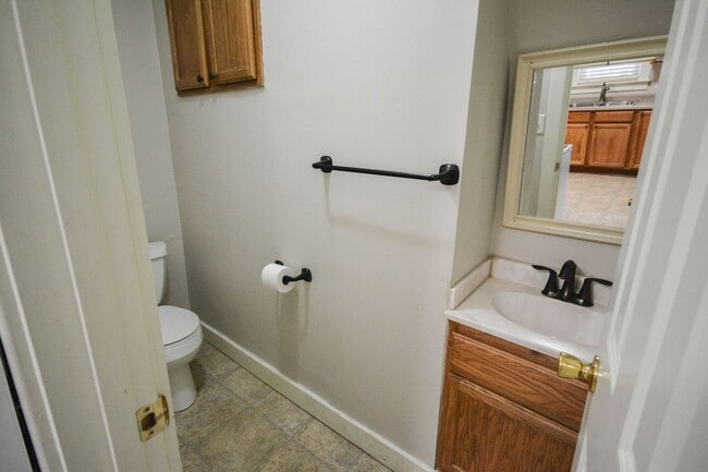 Building Photo - Lovely home in the heart of Kutzky Park!