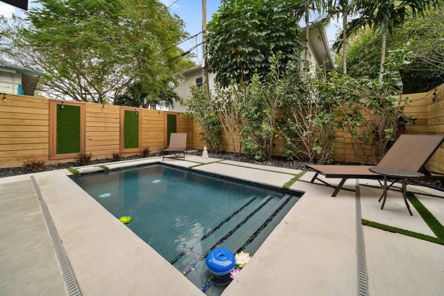 Building Photo - 1514 NE 5th Ct