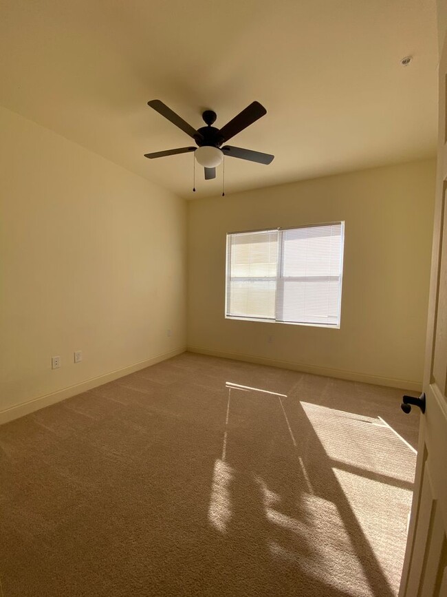 Building Photo - Spacious Davenport Townhouse