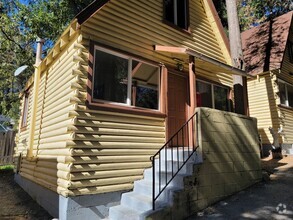 Building Photo - Cozy Cottage