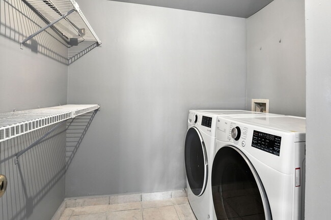 Building Photo - 8201 Sun Spring Cir