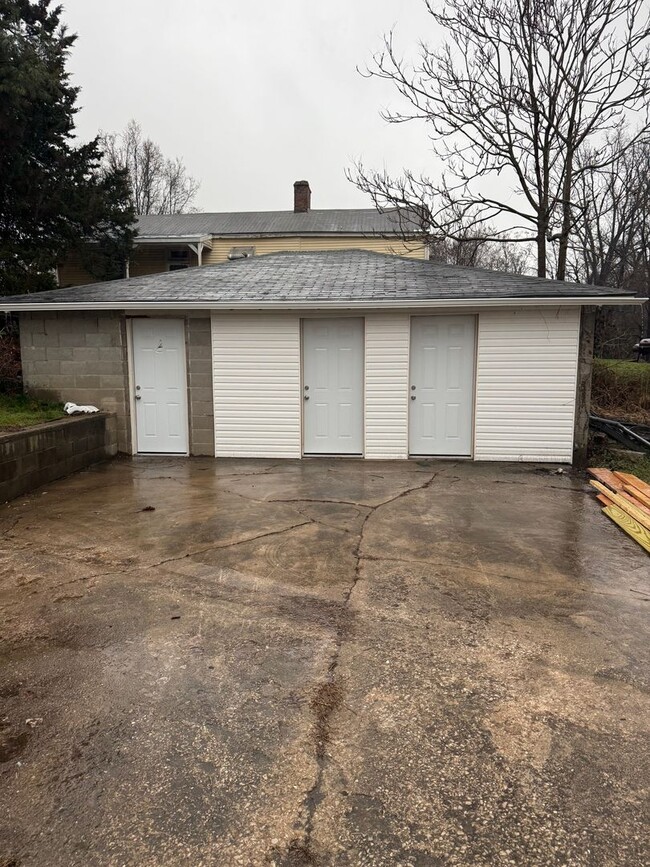 Building Photo - 622 7th St