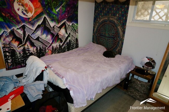 Building Photo - Spacious 5 Bedroom Home Located Near Campus