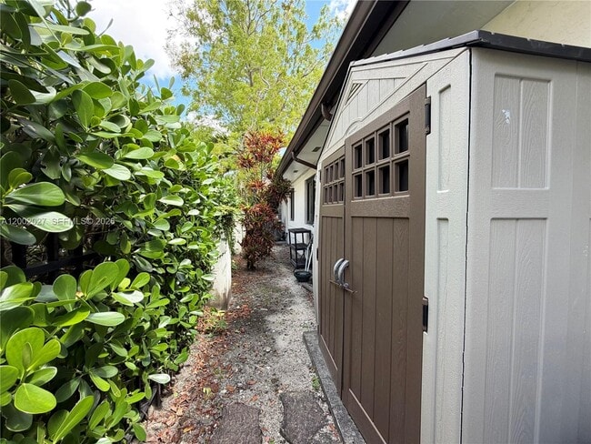 Building Photo - 815 Valencia Ave