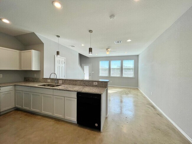Building Photo - 6906 Crestway Dr