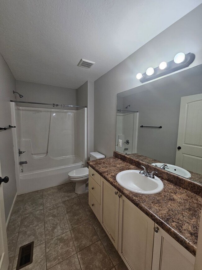 Building Photo - Modern 3Bed/2.5-Ba Townhome in PCB – Resor...