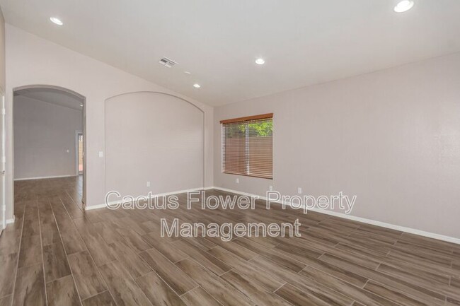 Building Photo - 308 W Liberty Ln