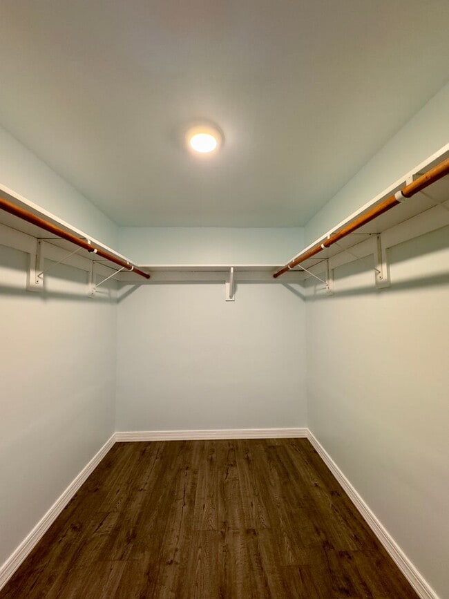 Building Photo - Charming and Spacious One Bedroom in Homeland Southway!