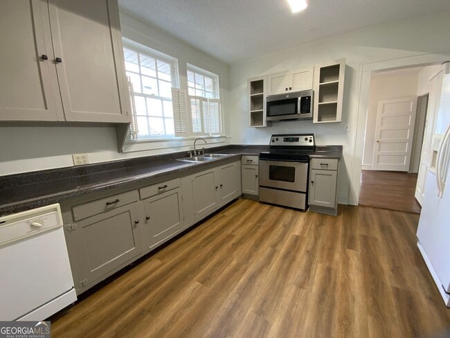 Building Photo - 204 Oakwood St NW