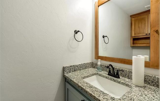 Building Photo - Stunning 3BD/2.5BTH Home in Mustang