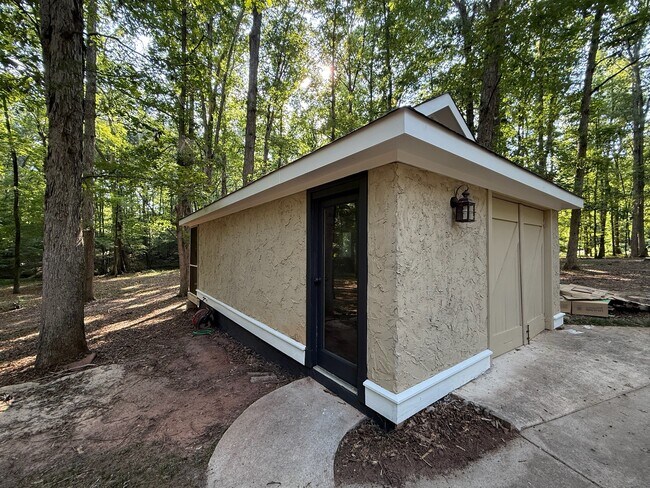 Building Photo - 1412 Hillcrest Dr