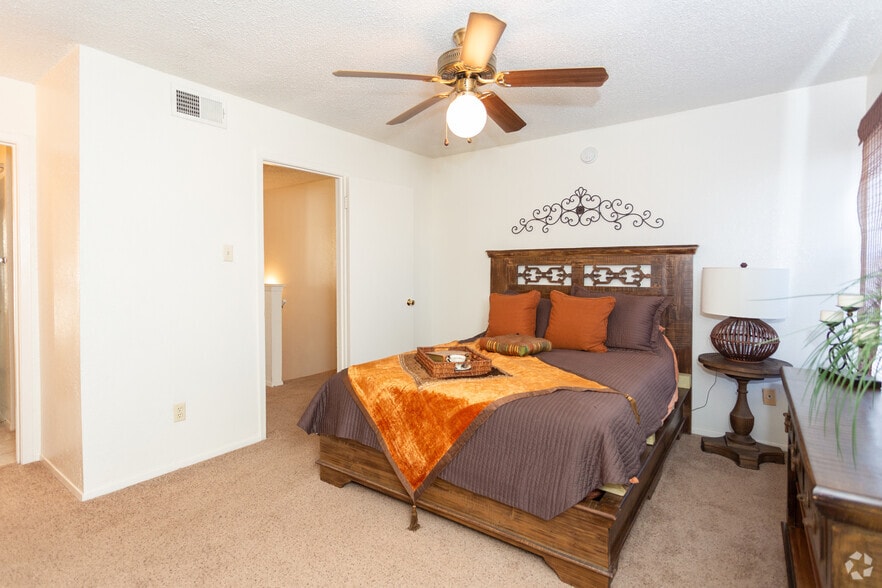 2BR 1.5.BA - 1,048 SF - Las Colinas Apartments