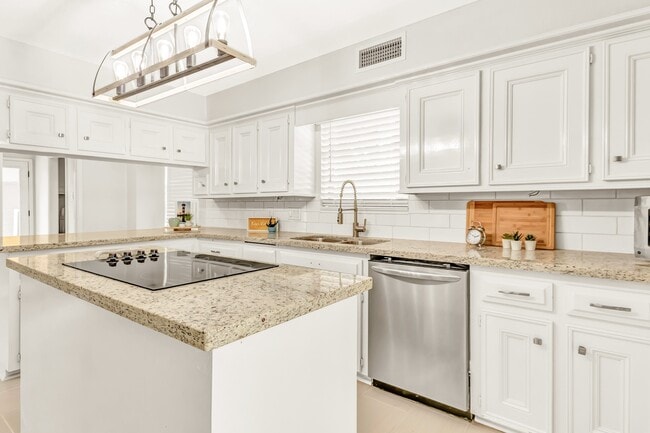 Building Photo - 5421 Blue Haven Dr