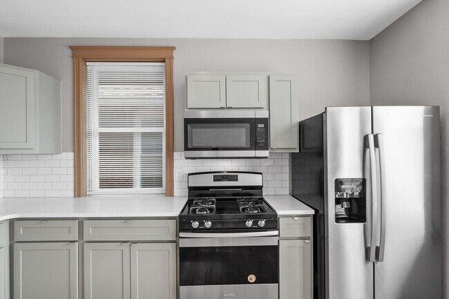 Building Photo - 4918 Tholozan Ave