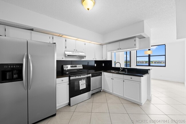 Building Photo - 105 Lake Emerald Dr