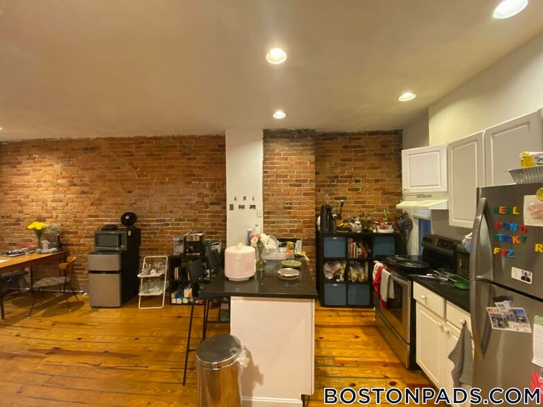 Building Photo - 216 Hemenway St