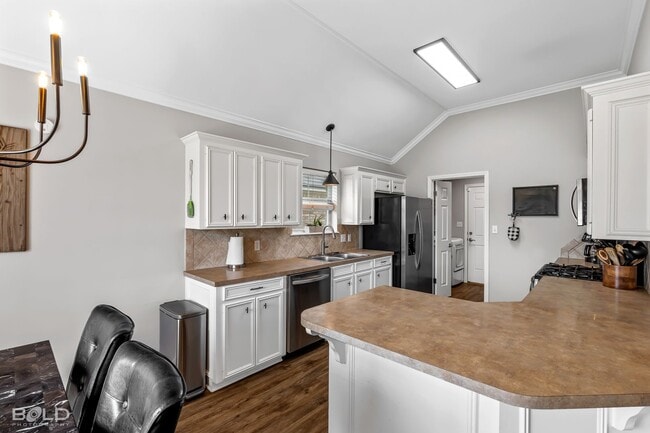 Building Photo - Check Out this 4 bed 2 bath