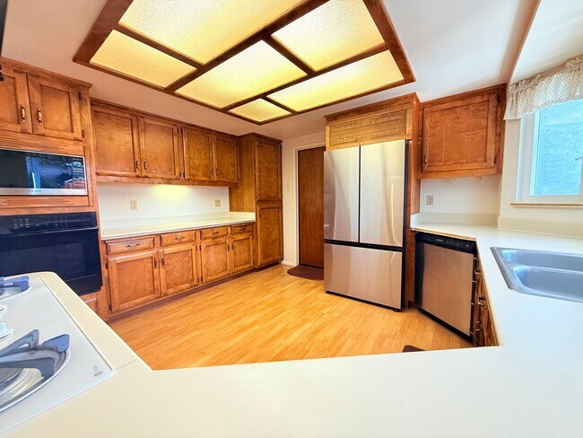 Building Photo - Pet-Friendly Room for Rent in Orcutt - Utilities Included!