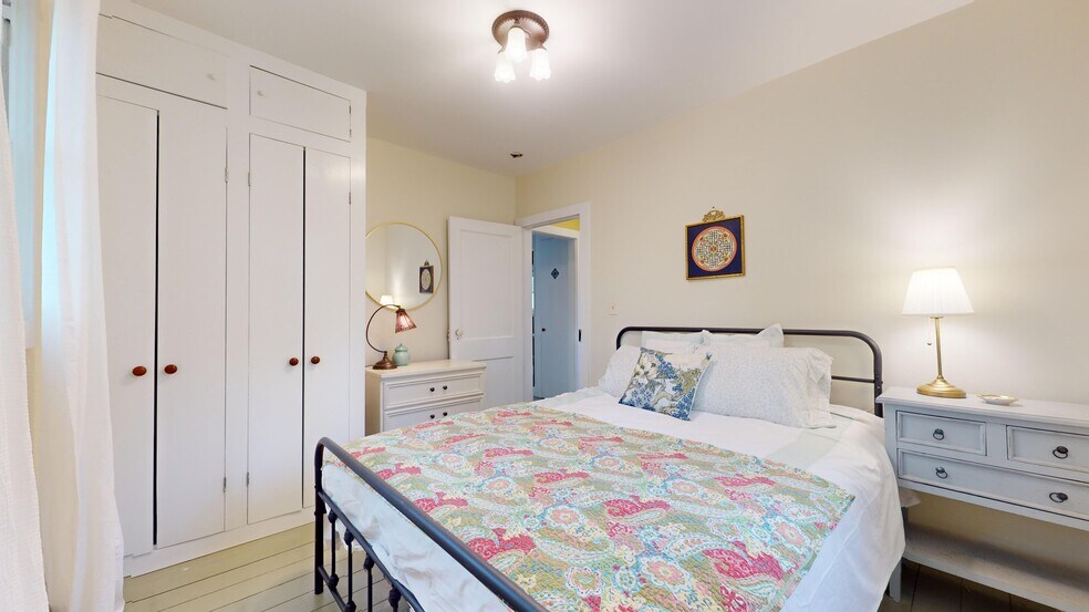 Queen bedroom bright and pretty - 65 Ohayo Mountain Rd