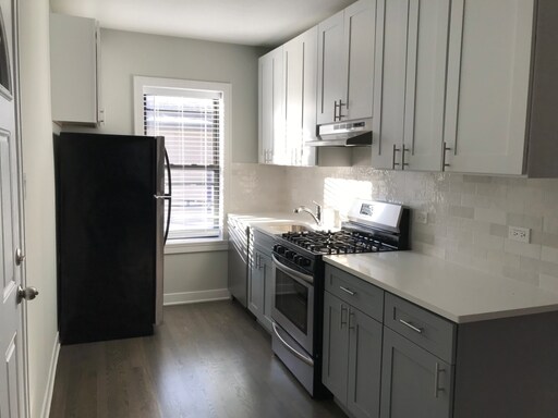 Building Photo - 2229 W Wilson Ave