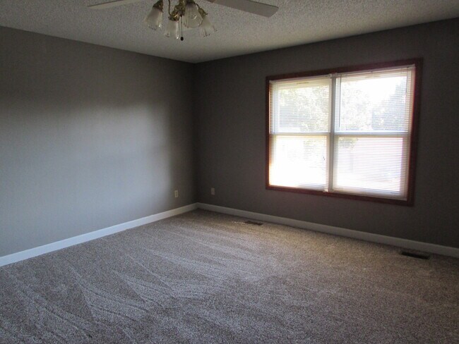 Building Photo - 3 Bedroom House Close to FLW -  New LVP Flooring May 2024!