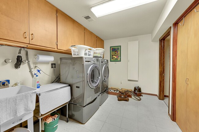 Building Photo - Backs to private lake with mountain views