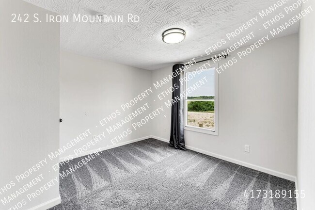 Building Photo - 242 S Iron Mountain Rd