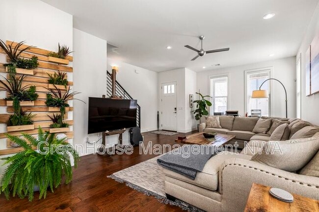 Building Photo - 636 SW B St