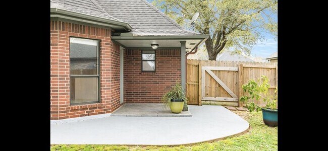 Building Photo - 112 Portulaca St