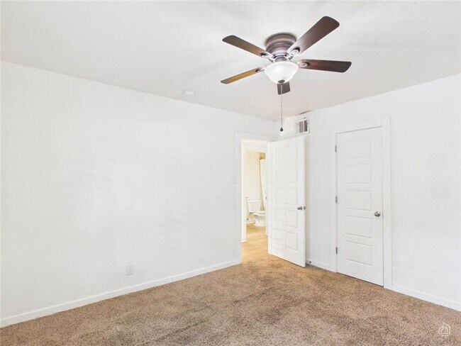 Building Photo - 6211 Manor Rd