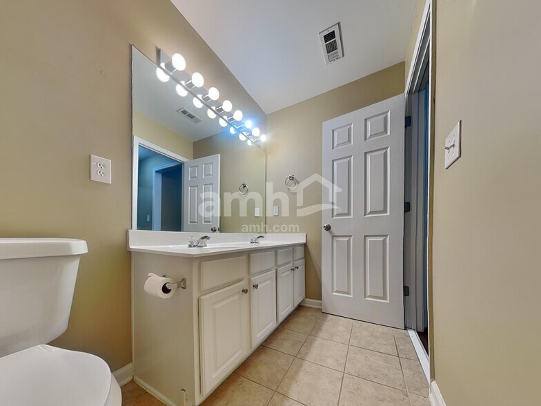 Building Photo - 3695 Moor Pointe Dr