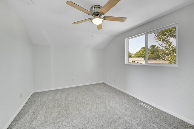 Building Photo - $2,495.00, 3 bed, 2 bath located in Westmi...