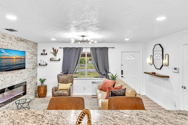Building Photo - 4633 SW 28th Ave
