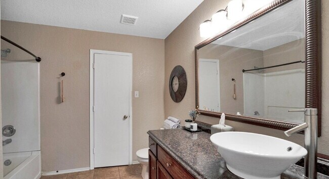 Building Photo - "Charming 3-Bedroom Oasis on Cherokee Blvd with 2 Full Baths – 1425 Sq Ft of Cozy Living in New B...