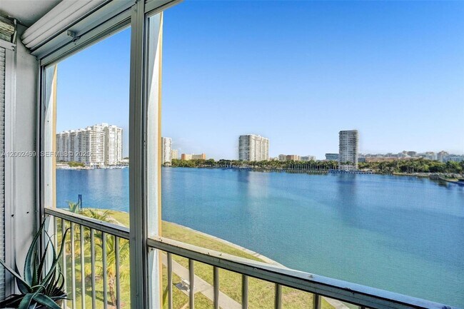 Building Photo - 2999 Point E Dr