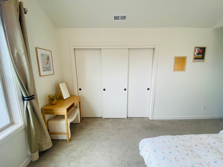 Building Photo - 3942 SE Gladstone St