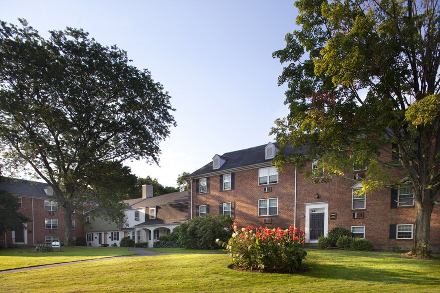 Outdoor Landscaping Makes Beverly Commons Shine in the Sun! - Beverly Commons