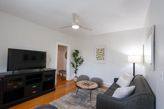 Building Photo - 370 Chestnut Hill Ave