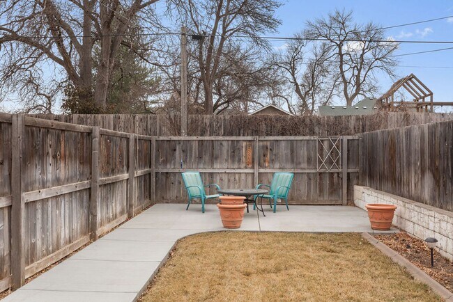 Building Photo - Style Meets Location 3 Bedroom 3 Bathroom Single Family Home - Must See