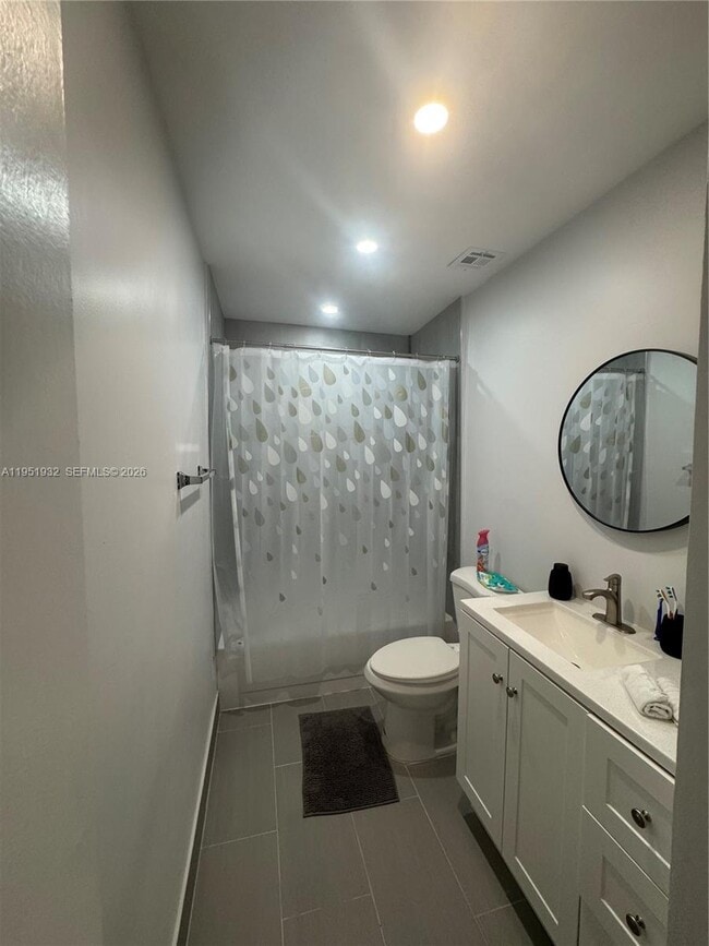 Building Photo - 5482 Lakewood Cir S