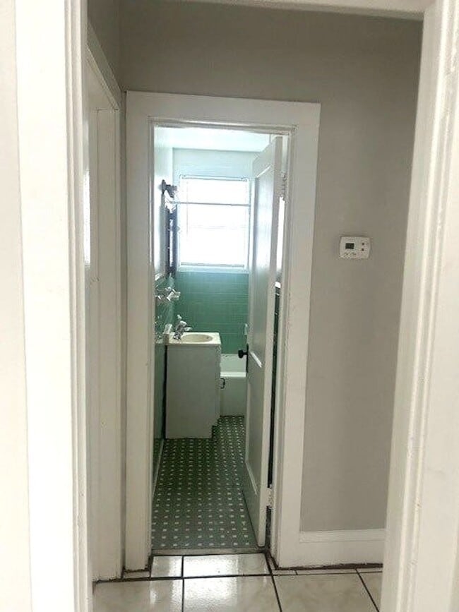 Building Photo - Spacious 2 bedroom 1 bath with sunroom and...