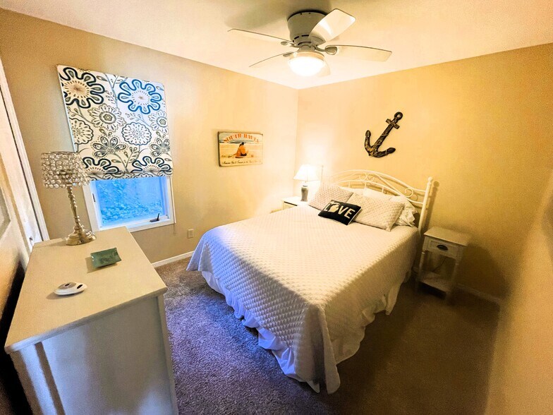 Building Photo - 230 Oak St