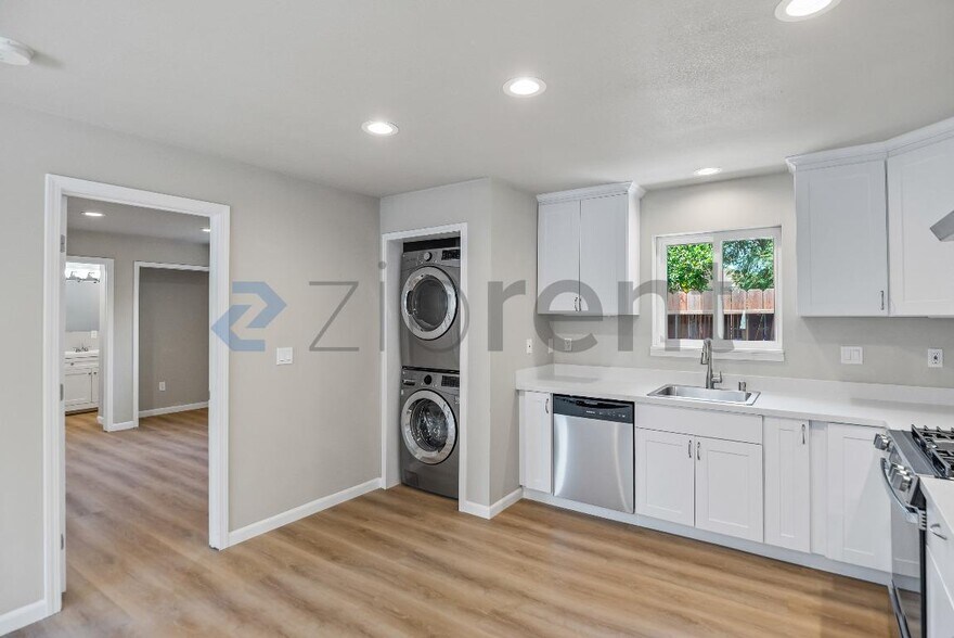 Building Photo - Unit