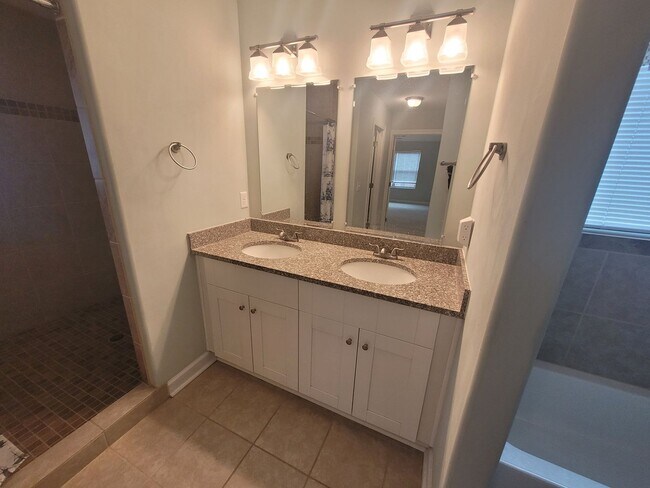 Building Photo - Stunning 4 Bedroom, 2.5 Bath Home Just 3 Blocks to Chesapeake Bay