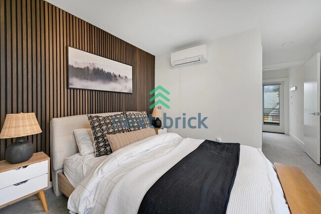 Building Photo - 2 BED & 2 BATH TOWNHOUSE FOR RENT