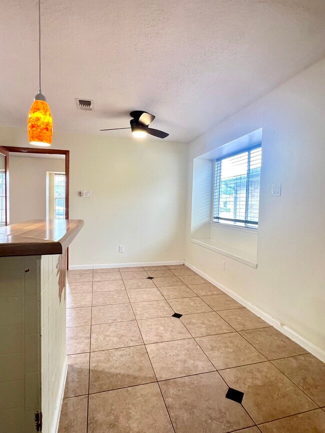 Building Photo - 2118 Endicott Ln