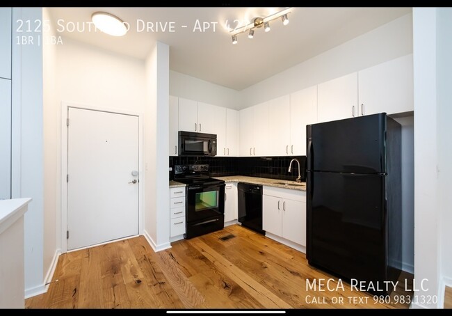 Building Photo - 2125 Southend Dr