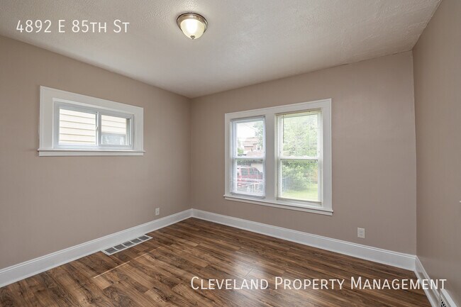 Building Photo - Wonderfully Renovated Colonial