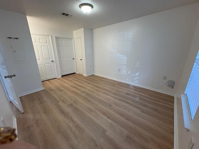 Building Photo - 100 Kazmira Ct