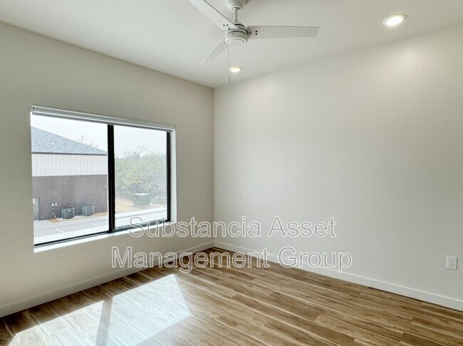 Building Photo - 1641 Midtown Pl